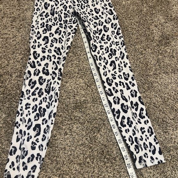 Fabletics Snow Leopard Set - Picture 4 of 7
